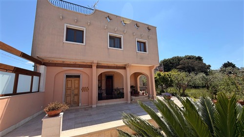 Villa a Pochi Passi, Completa di Tutti i Servizi. Buono Stato.